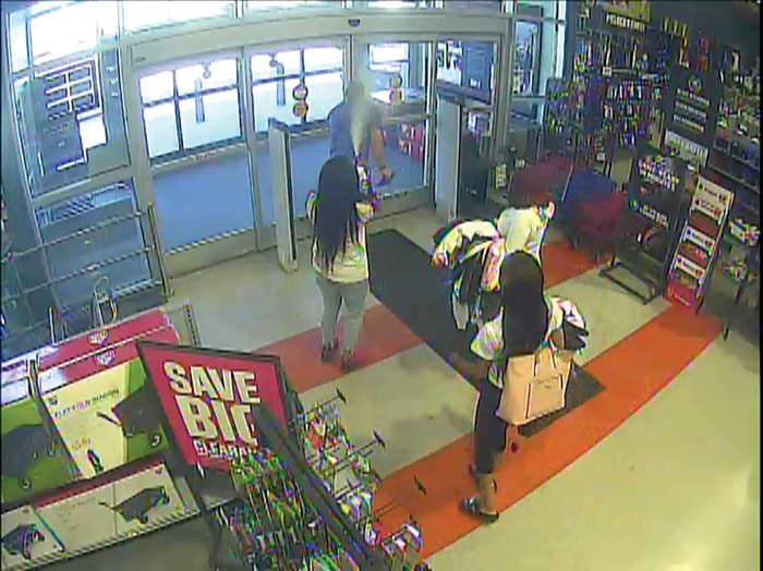 Women steal clothing, pepperspray Dick's Sporting Goods employees